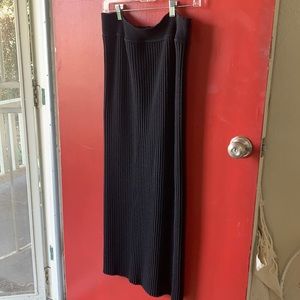Italian wool ribbed black skirt.